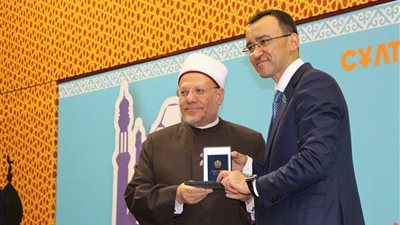 كازاخستان تقلِّد المفتي وسام 