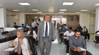 رئيس جامعة الأقصر يشيد بإنضباط لجان أمتحانات بالسياحة والفنادق