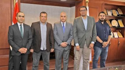 محافظ سوهاج يلتقي وفد وزارة التخطيط والتنمية الاقتصادية