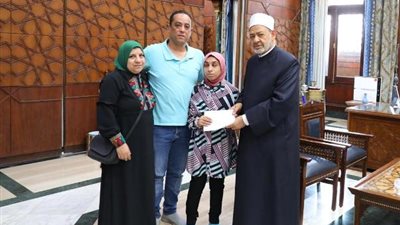 الإمام الأكبر يكرم طالبة من ذوي الهمم لحفظها القرآن الكريم