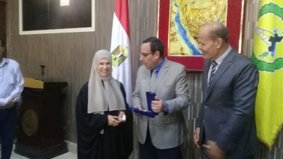 محافظ شمال سيناء يسلم هدية الرئيس للأم المثالية