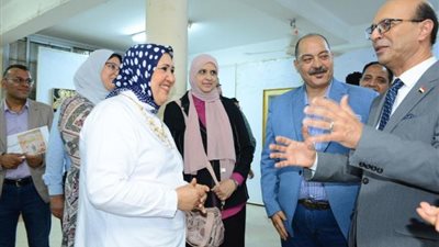رئيس جامعة أسيوط يفتتح معرضاً فنياً بكلية التربية النوعية