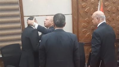 وزير النقل يُقبّل رأس أعضاء هيئة مكتب المهندسين المستقيلين