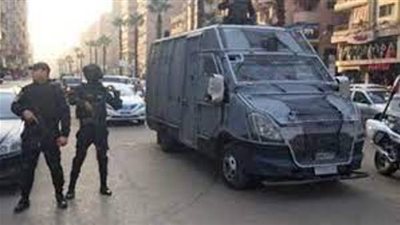 القبض على أجنبي وسيدة قبل تهريبهما مبالغ مالية خارج البلاد