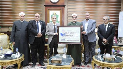 وفداً من رجال الدين الإسلامي يقدم التهنئة لمحافظ المنيا