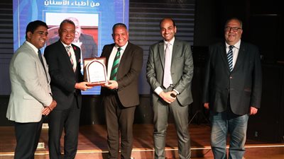 نقابة أطباء الأسنان تكرم نائب رئيس جامعة الأزهر لفرع البنات