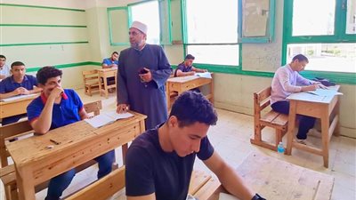 طلاب العلمي يؤدون امتحان اللغة الإنجليزية وسط إجراءات احترازية