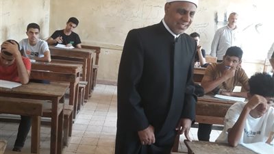 طلاب القسم العلمي يؤدون امتحانات الثانوية في اللغة الإنجليزية