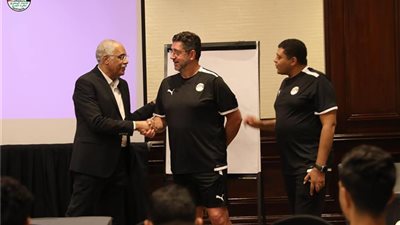شاهد.. رئيس اتحاد الكرة يزور معسكر المنتخب ويجتمع مع اللاعبين