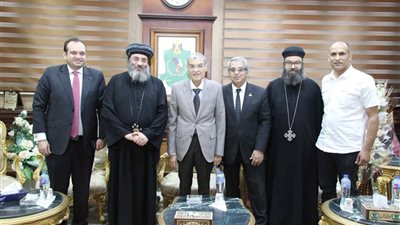 محافظ المنيا يستقبل وفداً من الكنيسة للتهنئة باستئناف عمله