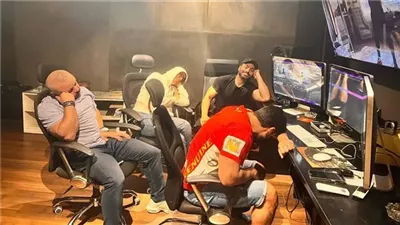 تامر حسنى يمازح جمهوره داخل غرفة مونتاج بعد انتهائه من 