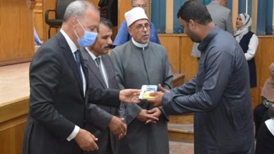 محافظ القليوبية يسلم جوازات وتذاكر الطيران لحجاج الجمعيات الأهلية