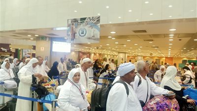 مطار الاقصر الدولى يودع أولى رحلات الحجاج