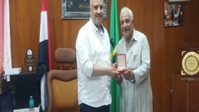 وكيل الرياضة بالقليوبية يكرم أحد العاملين بإدارة شباب طوخ