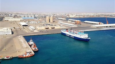 وصول 28 الف طن فحم بترولي لميناء سفاجا البحري