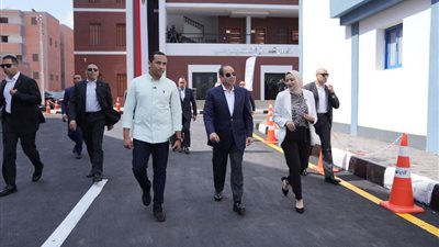 الرئيس السيسي يتفقد مجمع الخدمات التكنولوجية ضمن مشروعات 