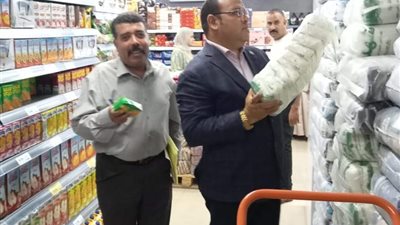 حملة تموينية علي المحال التجارية والمخابز وتحرير 38 محضر بمطاي