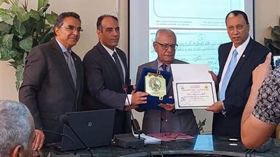 آداب الزقازيق تكرم عميد ووكيل الكلية السابقين