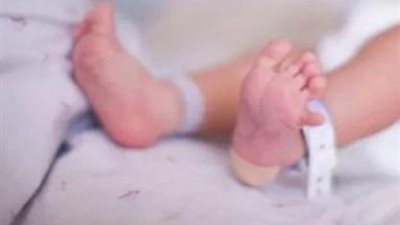 أم تلقى بطفلتها مجهولة الهوية بحديقة القرية وتهرب