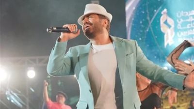 المهرجان العربي للإذاعة والتلفزيون يكرم تامر حسني كأفضل فنان عربي وشامل بالعالم