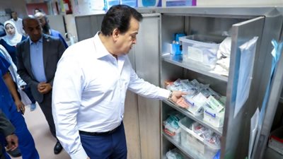 وزير الصحة يفاجئ مستشفى وادى النطرون بزيارة مفاجئة