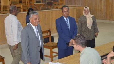 رئيس جامعة جنوب الوادى يتفقد سير الامتحانات بكلية الحقوق