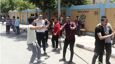 أفراح ورقص بين طلاب أسيوط بعد امتحان العربي للثانوية العامة.. صور