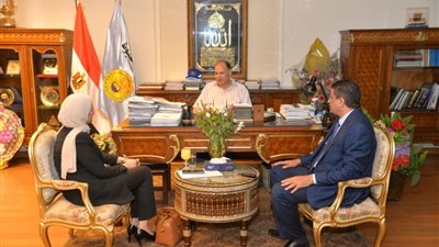 محافظ أسيوط يؤكد تضافر الجهود لحل مشاكل المواطنين وجولات