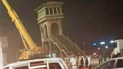 شاهد بالصور.. سقوط كوبري مشاة أمام جامعة مصر الدولية