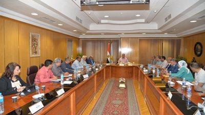 محافظ أسيوط يوجه بمتابعة فتح معارض ومنافذ توفير السلع الغذائية