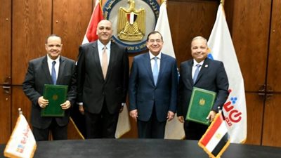 الملا يشهد توقيع عقدى المرحلة التاسعة لتحويل 8500 سيارة للغاز