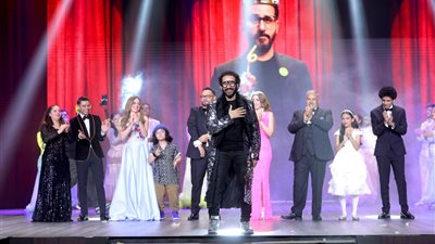 أحمد حلمي ينتهي من ثالث محطات 