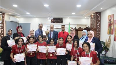 مدير تعليم الإسماعيلية يكرم بطلات الجمهورية في الكرة الخماسية.صور