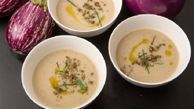شوربة الباذنجان المشوي اللذيذة