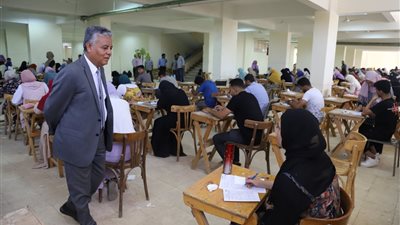 رئيس جامعة جنوب الوادي يواصل جولاته التفقدية للجان نهاية العام