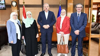 عيادات كلية العلاج الطبيعي بجامعة القناة تقدم خدماتها للأهالي