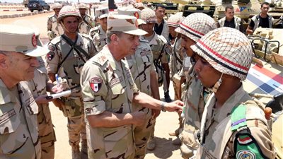 وزير الدفاع يشهد إجراءات تفتيش الحرب لإحدى تشكيلات الجيش الثانى الميدانى