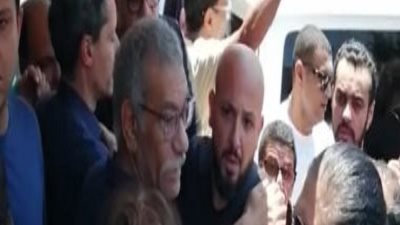 سيد رجب وعلي كمالو يدعمان محمد السعدني فى جنازة والدته