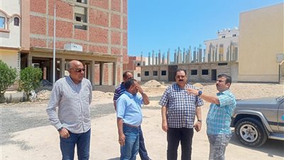 رئيس مدينة سفاجا يعاين موقع إقامة مركز شباب منطقة كيلو 8