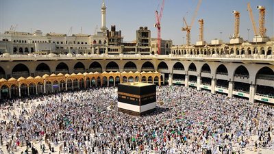 مئات آلاف الحجّاج يؤدون 