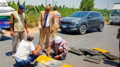 للحد من الحوادث تركيب 5 مطبات صناعية بمدخل مدينة مطاي الجنوبى