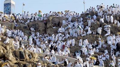 ضيوف الرحمن يتوافدون إلى عرفات لأداء ركن الحج الأعظم