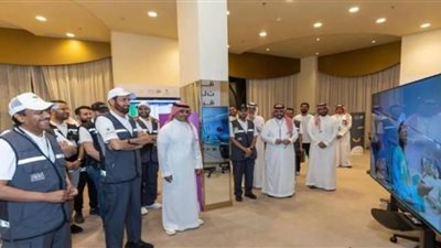 وزير الحج والعمرة يتفقد غرفة العمليات الإعلامية فى مكة