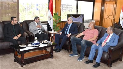 رئيس جامعة القناة يستقبل مدير الاختبارات الإلكترونية بالوزارة