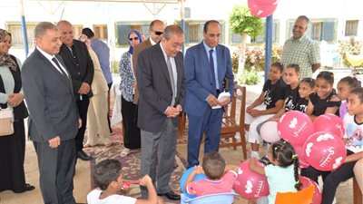 الحلويات والشيكولاته هدية محافظ الإسماعيلية للأيتام في العيد..صور