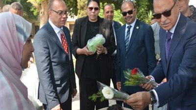 الهجان يُقدم هدايا رئيس الجمهورية للأطفال بحدائق القناطر الخيرية