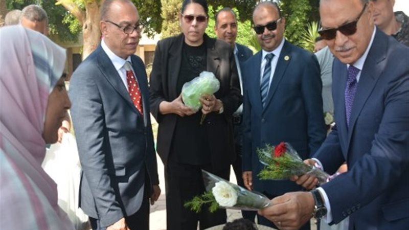 الهجان يُقدم هدايا