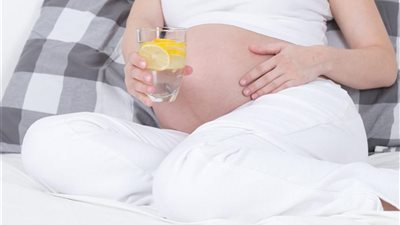 10 فوائد عند شرب الماء الدافىء اثناء الحمل