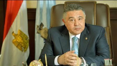 القبض على المتهم بإلقاء كسر زجاج بأحد شواطئ الغردقة
