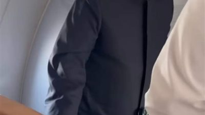 بالصور.. موقف إنساني لشيخ الأزهر مع سائحين أمريكيين على متن طائرة